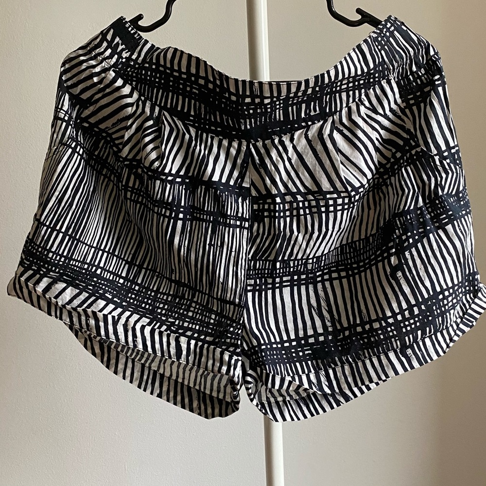 Elastic Waist on Back Printed Shorts
